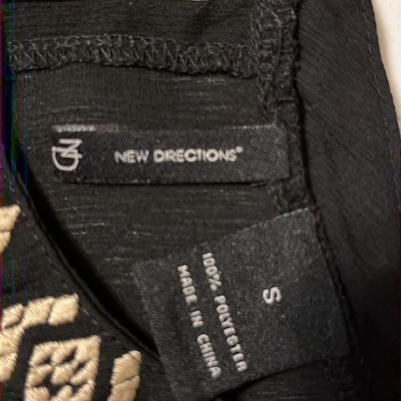 New directions black cold shoulder top. Sz small - Picture 4 of 7